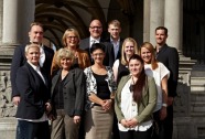 Magnus und Sabine Newrzella mit ihren Azubis und Ausbildern vor dem Historischen Rathaus (Foto: Nonnenmacher)