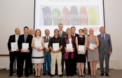 Sieger-Gruppenfoto mit Oberbürgermeister Jürgen Roters (1. von rechts) und Sabine Newrzella (4. von rechts) anlässlich der Preisverleihung