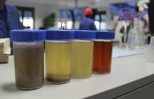 Was sind das wohl für Proben? Die Rüben werden nicht nur nach Gewicht sondern auch nach ihrem Zuckergehalt bezahlt. Er liegt bei 17-19 %.
